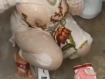 Witness Pakistani PLUS-SIZE Ma Nahate and Desi Wife Village Aunty in a sizzling shower