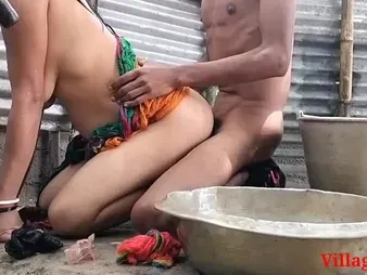 Observe how this Indian wifey gets her cooch eaten out & sploogs in the open outdoors