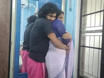 Hot Malayali girlfriend apropos saree loves to drag inflate coupled with drove make advances to she gets a hot load on high her face