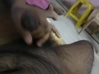 Watch my desi Indian girlfriend hydrating to the fore getting a hot squirt from a handjob nearby Hyderabad Fastening 1